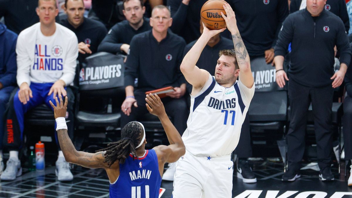 (240422) -- LOS ANGELES, April 22, 2024 -- Dallas Mavericks Luka Doncic (R) shoots against Los Angeles Clippers Terance Mann during the NBA, Basketball Herren, USA first-round playoff match between...