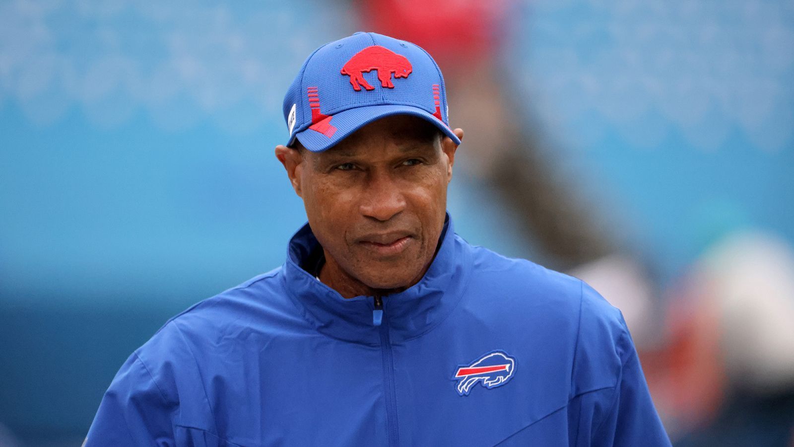 
                <strong>Leslie Frazier (Defensive Coordinator, Buffalo Bills) </strong><br>
                Mit 63 Jahren und 22 Saisons NFL-Erfahrung zählt Leslie Frazier zu den alten Eisen der Kandidaten. Das heißt aber noch lange nicht, dass er ausgeglüht ist. Die Buffalo Bills stellen seit einigen Spielzeiten eine gute, phasenweise sehr gute Defensive auf den Rasen. Unter Fraziers Aufsicht haben sich zahlreiche Spieler wie Micah Hyde, Jordan Poyer oder Tre'Davious White zu Stars entwickelt. Wer einen erfahrenen Coach sucht, der für Erfolg und Konstanz steht, ist bei Frazier an der richtigen Adresse. 
              