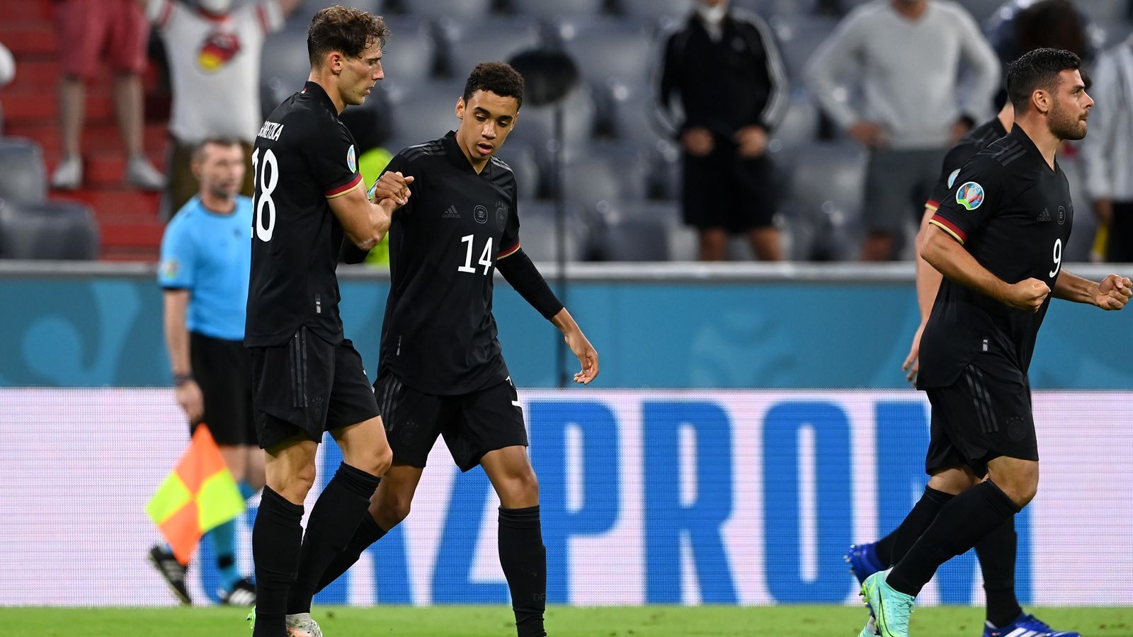 
                <strong>Joker bringen die Erlösung</strong><br>
                Nachdem Deutschland zwischenzeitlich zwei Mal in Rückstand liegt, sorgt ein Tor von Joker Leon Goretzka (li.) für den 2:2-Ausgleich und damit für das Erreichen des Achtelfinals.
              