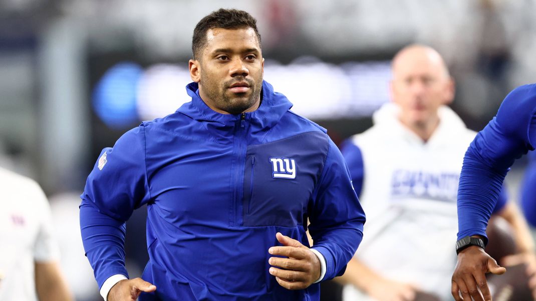 NFL, American Football Herren, USA New York Giants at Dallas Cowboys Sep 14, 2025 Arlington, Texas, USA New York Giants quarterback Russell Wilson 3 warms up before the game against the Dallas Cowboys at AT&T Stadium. Arlington AT&T Stadium Texas USA, EDITORIAL USE ONLY PUBLICATIONxINxGERxSUIxAUTxONLY Copyright: xKevinxJairajx 20250914_jcd_aj6_0002