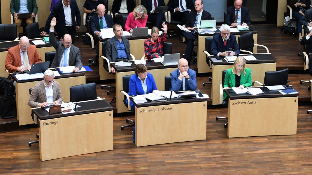 Die Ländervertreter heben während der Sitzung des Bundesrats bei einer Abstimmung die Hand. Das Heizungsgesetz wurde nun gebilligt.