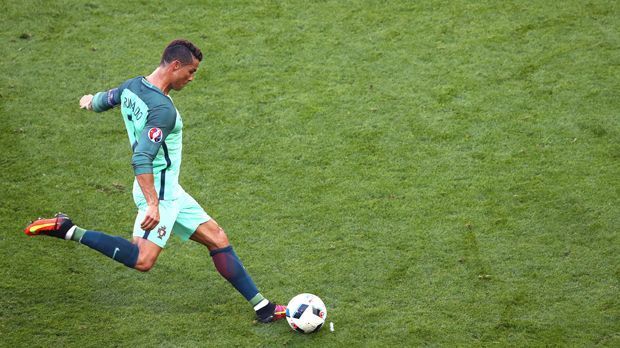 
                <strong>Cristiano Ronaldo (Portugal)</strong><br>
                Platz 1 - Cristiano Ronaldo (Portugal): Wie könnte es auch anders sein. CR7 ist mit Abstand Erster in dieser Rangliste. Portugals Kapitän brachte es in drei Gruppenspielen auf 31 (!) Torabschlüsse. Die beiden Treffer gegen Ungarn halfen seiner Mannschaft, ins Achtelfinale einzuziehen. Seine Torquote ist aber alles andere als Ronaldo-typisch: 6 Prozent.
              