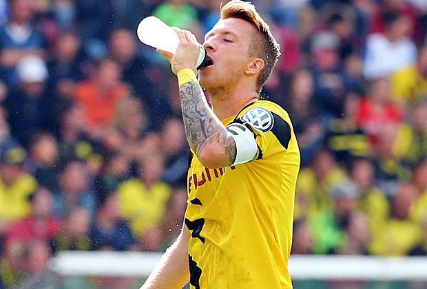 
                <strong>Einen Schluck aus der Pulle</strong><br>
                Logisch, die Fitness für 90 Minuten kann noch nicht vorhanden sein. Obwohl der Mittelfeldmann an keine Treffer direkt beteiligt ist, gibt es von den Rängen bei seiner Auswechslung in der 57. Minute viel Beifall. Klopp umarmt seinen Rückkehrer und klopft ihm auf die Schulter.
              