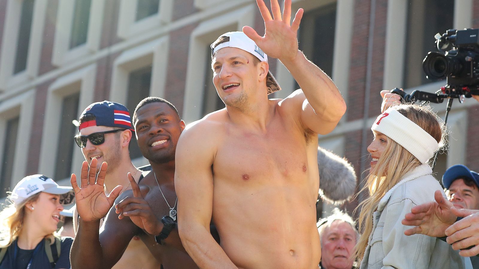 
                <strong>120 Kilogramm! So will Gronkowski auf sein Kampfgewicht zurück</strong><br>
                Er hatte seinem Körper nach seinem Rücktritt sowieso erst einmal eine Pause gegönnt. "Es ist aber nicht so, als hätte ich gar nichts getan. Ich habe das Jahr über auch trainiert. Ich habe aber Gewicht verloren, als ich Druck von meinem Körper genommen habe", meinte der Tight End.
              
