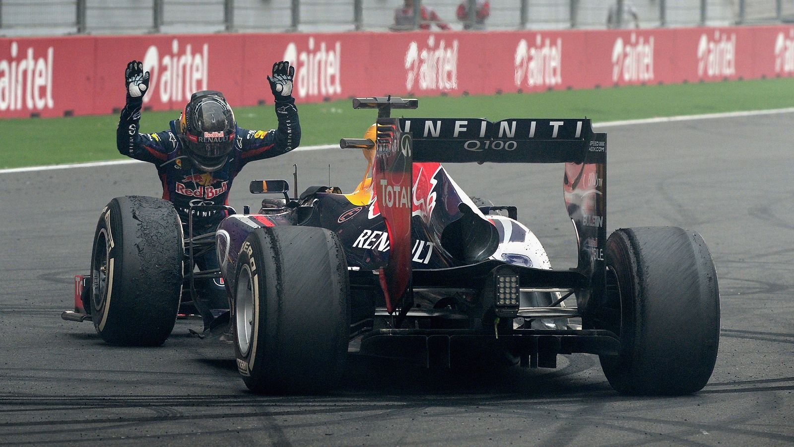 
                <strong>Buddh International Circuit, Indien</strong><br>
                Der Ort des letzten großen Triumphes von Sebastian Vettel: 2013 sicherte sich der Heppenheimer in Indien vorzeitig seinen vierten und letzten WM-Titel. Legendär: Sein Kniefall, inklusive Verneigung vor seinem damaligen Red-Bull-Auto "Hungry Heidi". Zugleich war Indien auch ein beliebtes Rennen bei den Fans. Denn die Strecke gilt ähnlich wie Portimao aufgrund der hügeligen Landschaft als spektakuläre Berg- und Talbahn. Nach drei Formel-1-Rennen musste der Buddh Circuit allerdings ab 2014 pausieren, da Indien viele essenzielle Motorsport-Materialien nicht anerkennt und es somit zu Zollabfertigungsproblemen bei der Einlieferung kam. Deshalb gilt es als höchst unwahrscheinlich, dass in Zukunft wieder ein indisches Formel-1-Rennen abgehalten wird.
              