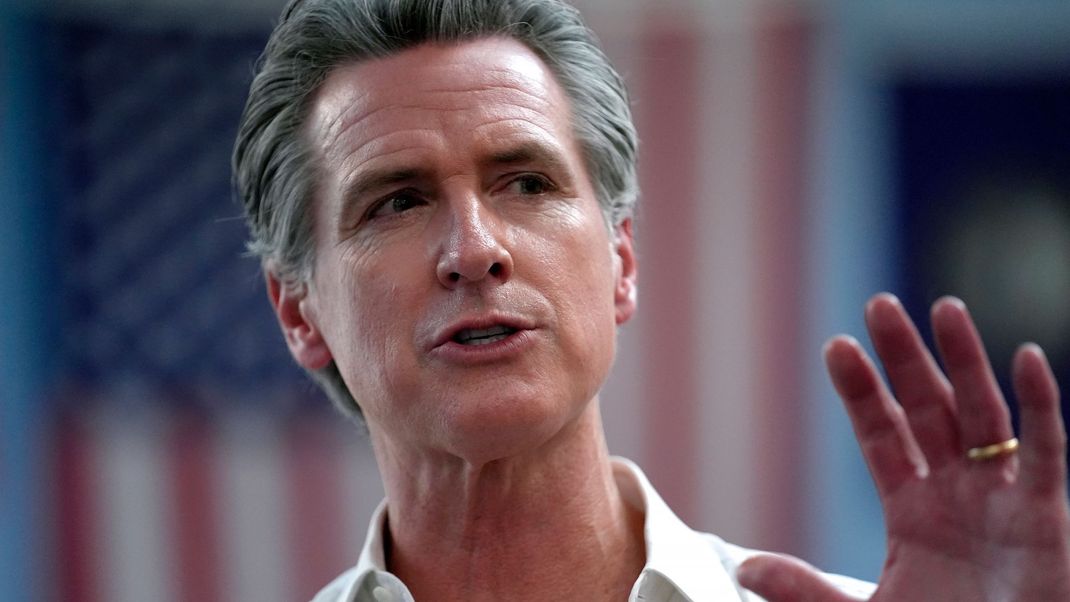 Kaliforniens Gouverneur Gavin Newsom warnt vor einem autoritären Kurs von Donald Trump und fordert mehr Widerstand.
