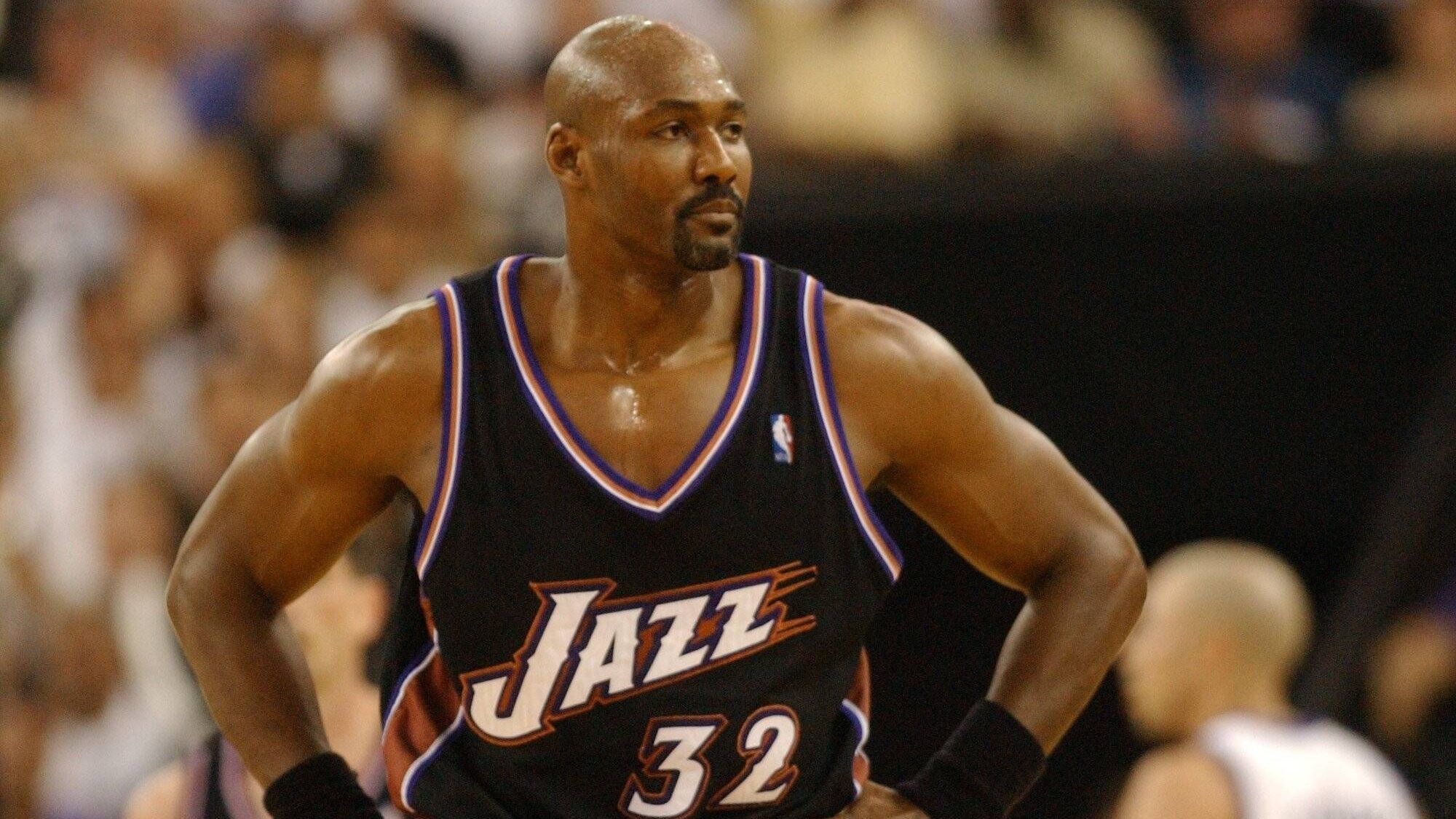 <strong>Utah Jazz</strong><br>Adrian Dantley (4)<br>Pete Maravich (7)<br>John Stockton (12)<br>Jeff Hornacek (14)<br>Karl Malone (Foto, 32)<br>Darrell Griffith (35)<br>Mark Eaton (53)<br>Außerdem: 1 für Frank Layden (ehemaliger Head Coach), 9 für Larry Miller (ehemaliger Teambesitzer) und 1223 für Jerry Sloan (ehemaliger Head Coach, der mit dem Team 1223 Spiele gewann)