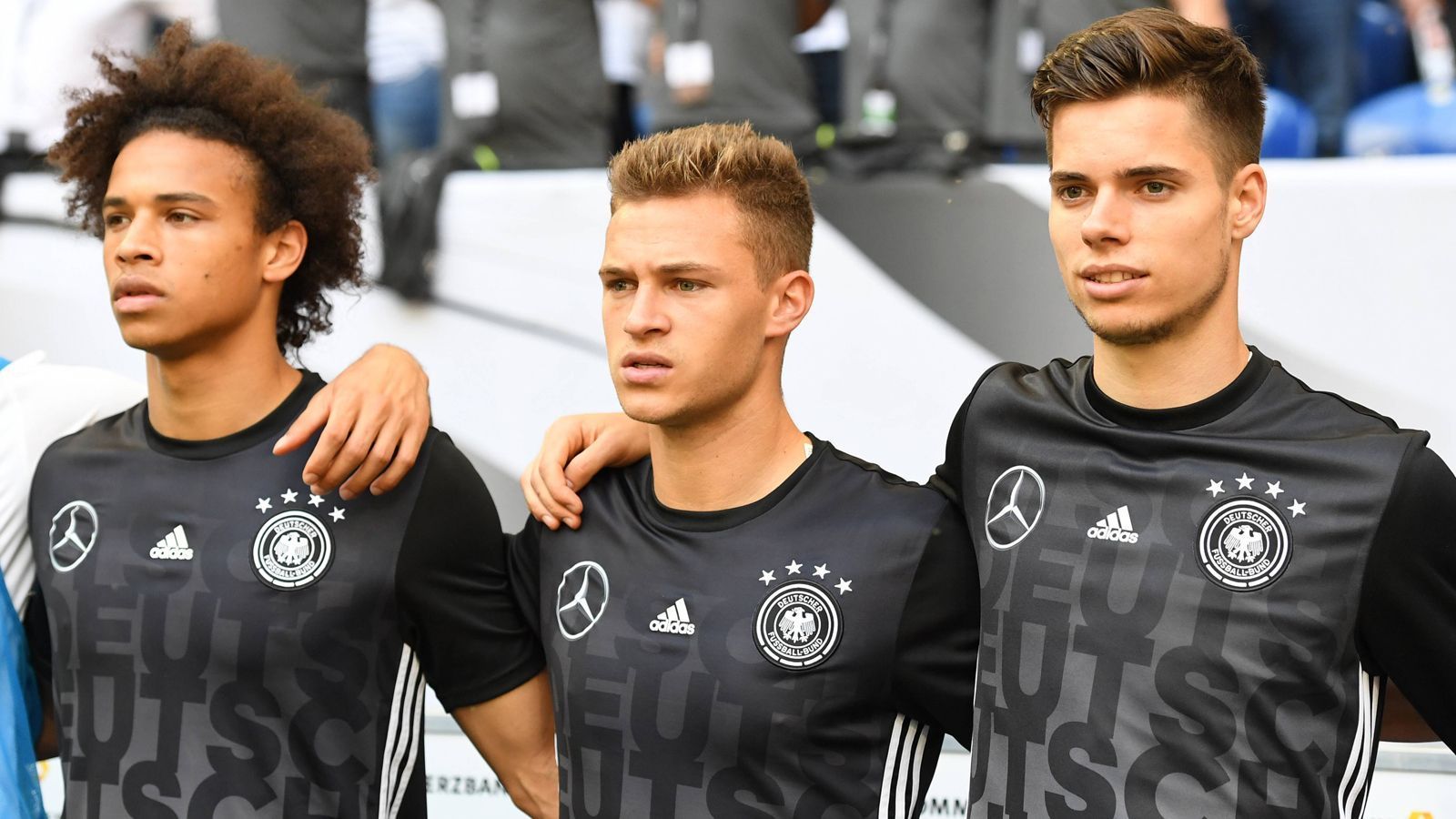 
                <strong>EM 2016: Leroy Sane, Joshua Kimmich, Julian Weigl (v.l.n.r.)</strong><br>
                Gleich vier Talente nominierte der Deutsche Fußball-Bund im Vorfeld der EM-Endrunde 2016 in Frankreich: Leroy Sane, Joshua Kimmich, Julian Weigl (v.l.n.r.) sowie Julian Brandt. Die größte Überraschung war hingegen ein Verzicht Löws nach dem Trainingslager in der Schweiz. Dortmunds Marco Reus strich der Bundestrainer aus dem Aufgebot. "Er hat massive gesundheitliche Probleme. Er kann nur geradeaus laufen", lautete Löws damalige Begründung.
              