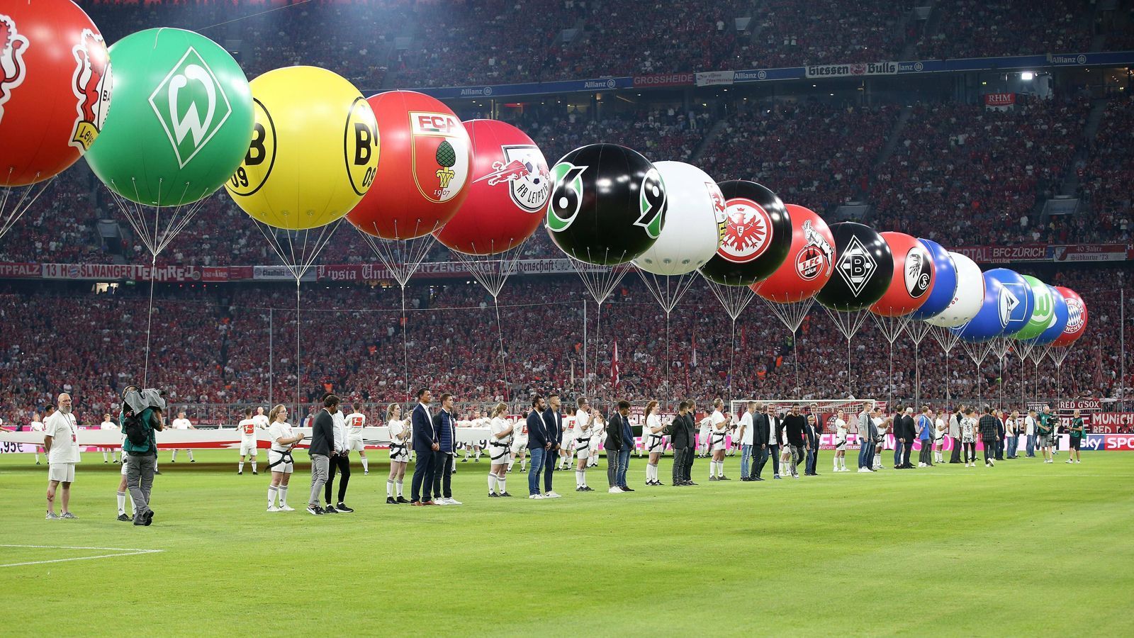 
                <strong>Bayern München und Hoffenheim eröffnen die neue Saison</strong><br>
                Seit der Saison 2002/03 eröffnet der Deutsche Meister mit einem Heimspiel die neue Saison. Nach inzwischen sechs Meistertiteln des FC Bayern in Folge, könnte mit dieser Tradition bald Schluss sein. Denn der neue TV-Vertrag garantiert nur noch die Teilnahme des Titelverteidigers am Eröffnungsspiel, nicht aber automatisch den Heimvorteil in diesem. In dieser Saison allerdings spielt der FC Bayern nochmals daheim gegen 1899 Hoffenheim.
              