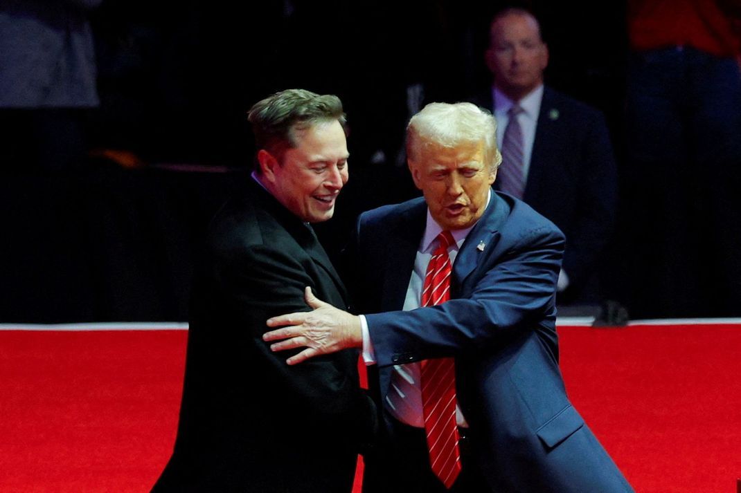 Trumps (rechts) "besonderer Regierungsangestellter" Musk beendet seine Tätigkeit als Chef der sogenannten Doge-Behörde. (Bild)
