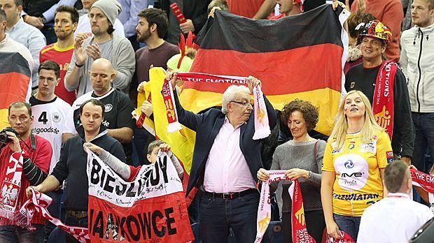 
                <strong>Bilder zum EM-Finale Deutschland gegen Spanien</strong><br>
                Deutschland ist Europameister! Die Fans können es noch gar nicht glauben - doch am Ende setzt sich das DHB-Team mit 24:17 durch.
              