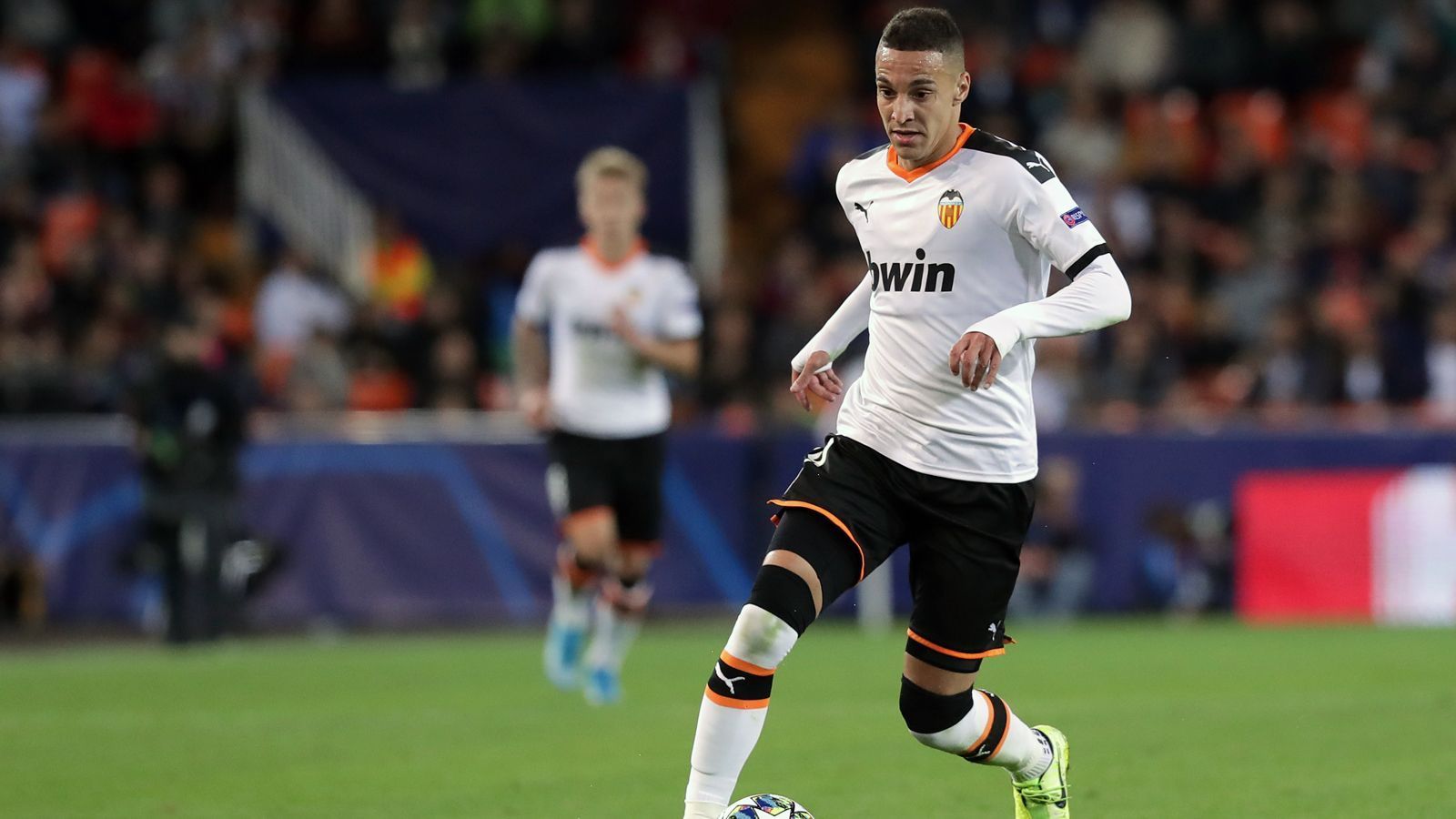 
                <strong>Rodrigo (FC Valencia)</strong><br>
                Als B-Lösung wird von "Mundo Deportivo" Valencias Stürmer Rodrigo genannt. Der 28-Jährige, Cousin von Bayern-Star Thiago und dessen Bruder Rafinha, laboriert derzeit aber an einer Knieverletzung. Der gebürtige Brasilianer, der für Spaniens Nationalmannschaft spielt, hat bei Valencia zudem noch einen Vertrag bis 2022. In der laufenden Saison erzielte Rodrigo in La Liga und Champions League vier Treffer. 
              