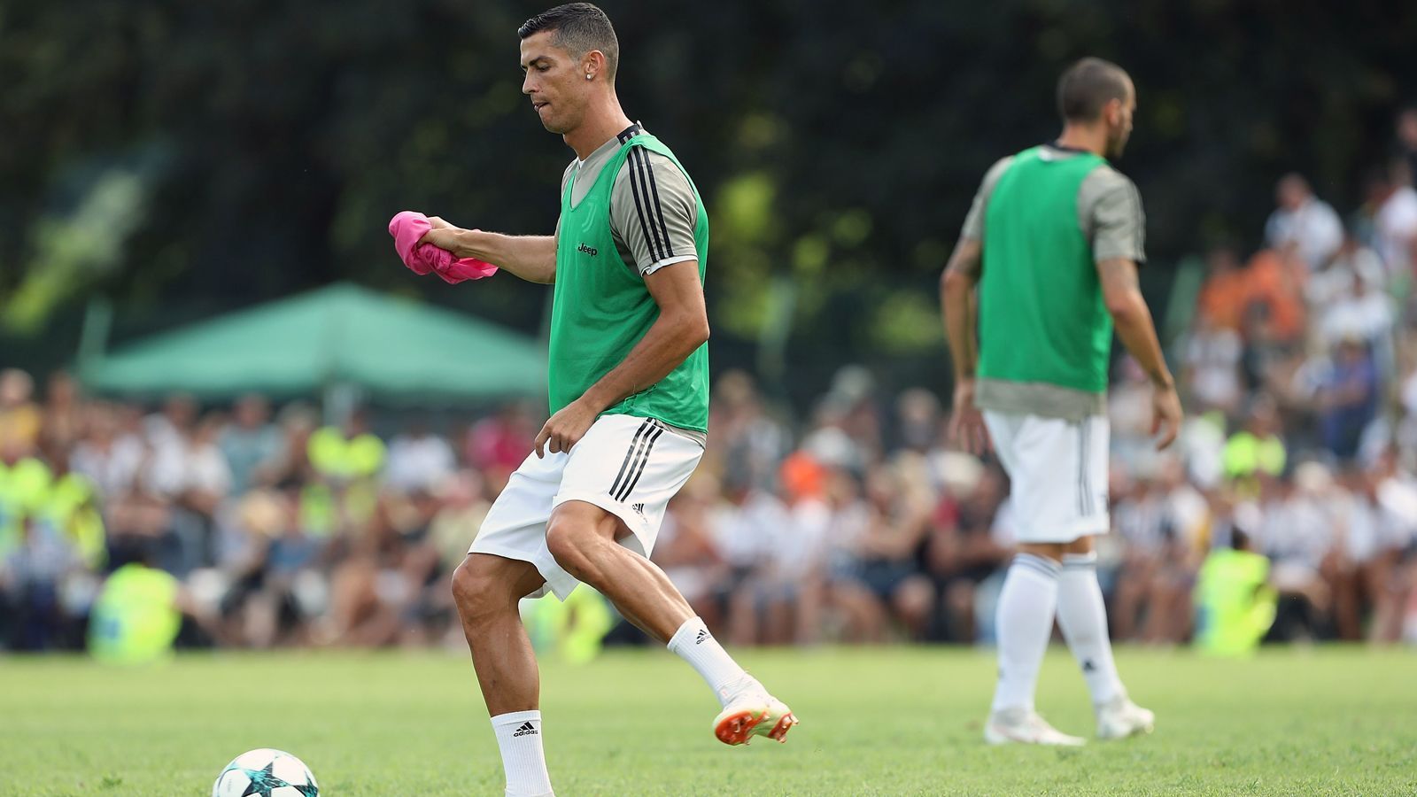 
                <strong>Juventus Turin: So lief das CR7-Debüt</strong><br>
                Und noch ein bisschen mehr Aufwärmen, um den vielen Fans am Rand auch gleich ein bisschen Show zu bieten ...
              