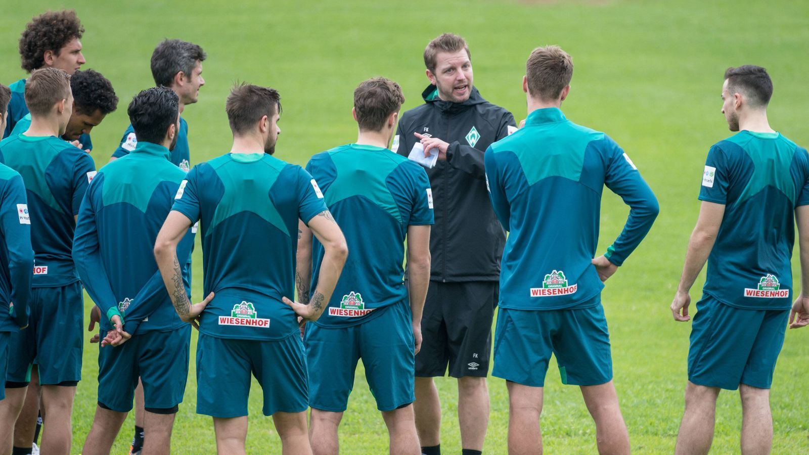 
                <strong>SV Werder Bremen (Johannesburg/Südafrika)</strong><br>
                Die erwartete Sonne blieb in den vergangenen Wochen aber aus, stattdessen regnete es zuletzt heftig in Südafrika. Doch Werder-Manager Frank Baumann gab sich vor dem Abflug zuversichtlich, was das Wetter anbelangt. "Die Plätze sind trotz der Regenfälle der letzten Tage in einem guten Zustand. Wir erwarten für den Aufenthalt gutes Wetter und gute Bedingungen", sagte er.
              