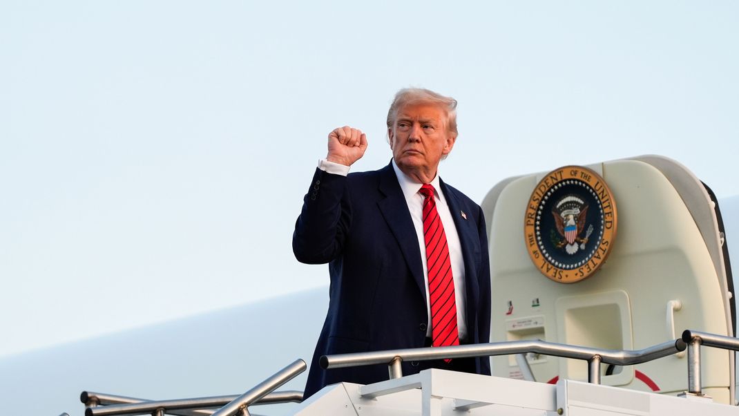 US-Präsident Donald Trump gestikuliert, während er am Lehigh Valley International Airport an Bord der Air Force One geht. 