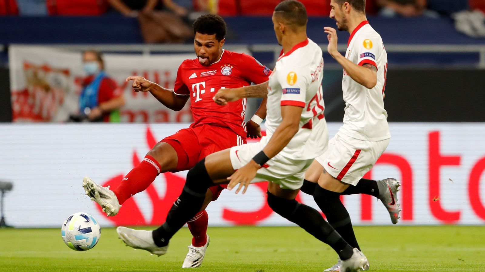 
                <strong>Serge Gnabry</strong><br>
                Ähnlich wie Sane gelingt Gnabry auf der anderen Seite offensiv zunächst nicht viel, er macht aber vor allem in den Zweikämpfen eine bessere Figur und sorgt mit mutigen Dribblings in der zweiten Halbzeit zumindest vereinzelt für Gefahr. Gegen den Ball unermüdlicher Arbeiter. ran.de-Note: 3
              