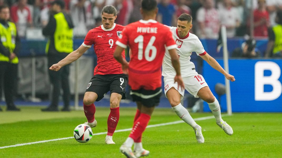 SOCCER - UEFA EURO, EM, Europameisterschaft,Fussball 2024 BERLIN,GERMANY,21.JUN.24 - UEFA EURO 2024, group stage, Austria vs Poland. Image shows Marcel Sabitzer (AUT) and Przemyslaw Frankowski (POL). PUBLICATIONxNOTxINxAUTxSUIxSWE GEPAxpictures xJohannesxFriedl