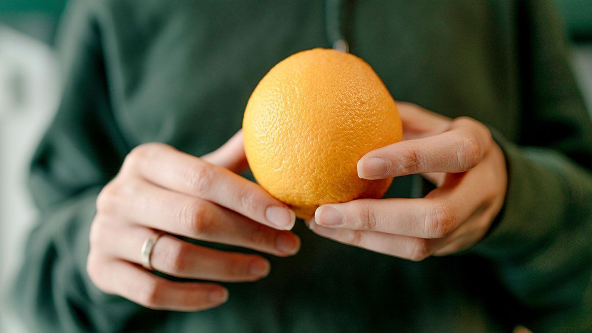 Fruchtig duftende Zitrusfrüchte, wie die Orange, sind eine beliebte Zutat in ätherischen Ölen. Achtet beim Kauf, dass die verwendeten Früchte nicht mit Pestiziden behandelt wurden.
