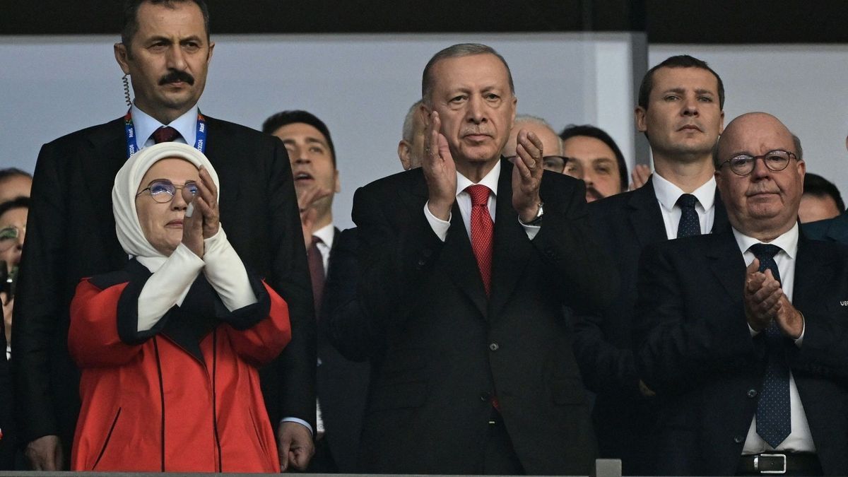 Erdogan (m.) reiste extra für das Viertelfinale an