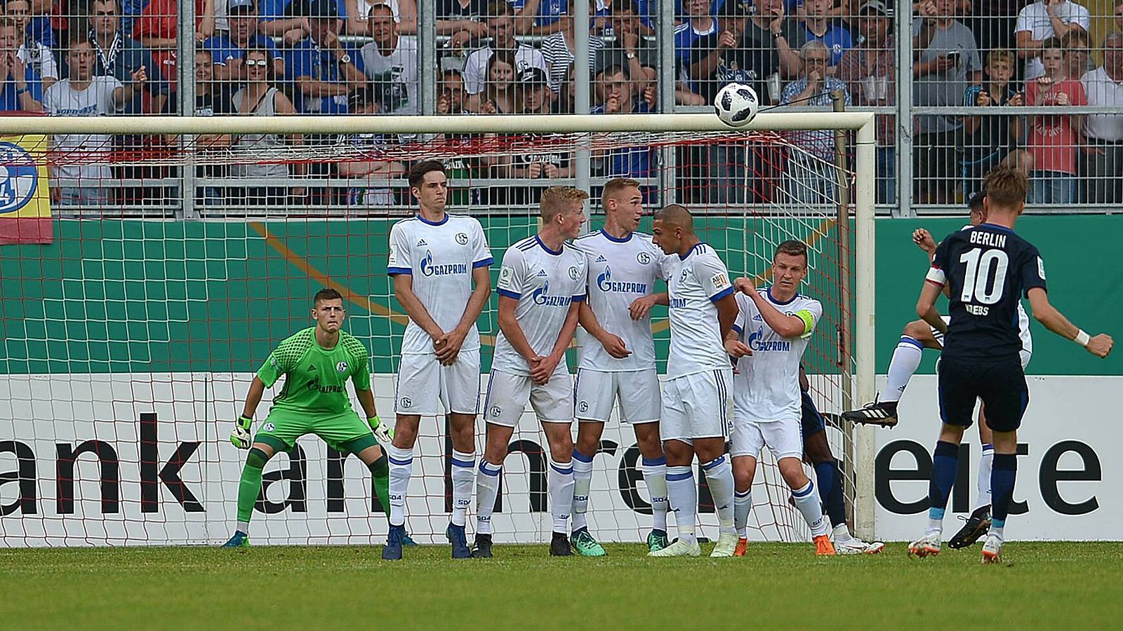 
                <strong>Florian Krebs</strong><br>
                Florian Krebs führte die U19 im Endspiel gegen Schalke als Kapitän auf das Feld und ging mit einem herrlichen Freistoßtreffer und zwei Assists auch mit Leistung voran. Nicht nur dank neun Toren und vier Vorlagen in der vergangenen Spielzeit gilt der zentrale Mittelfeldspieler als einer der nächsten Kandidaten für den Profikader. Vorläufig dürfte ihm Mitspieler Arne Maier noch als Vorbild für seine weitere Entwicklung dienen.
              