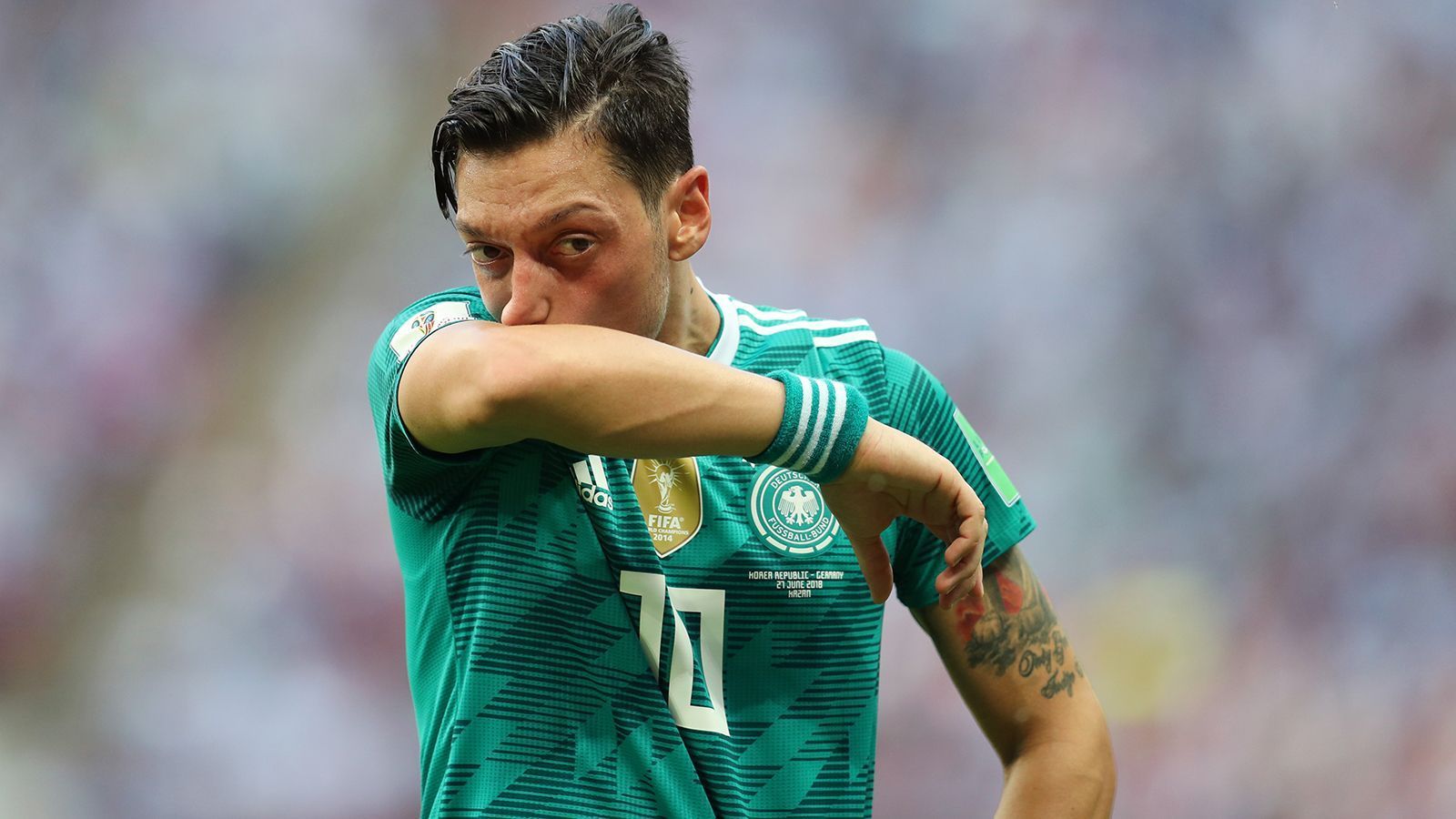 
                <strong>Zentrales offensives Mittelfeld: Mesut Özil (Deutschland)</strong><br>
                Gegen Mexiko ganz schwach, gegen Schweden nur auf der Bank, gegen Südkorea noch einer der Besseren in einer harmlosen deutschen Offensive. Von Özil erwartet man so viel mehr, weil er eigentlich so viel mehr kann. Hatte schon bei Arsenal eine durchwachsene Saison hinter sich.
              