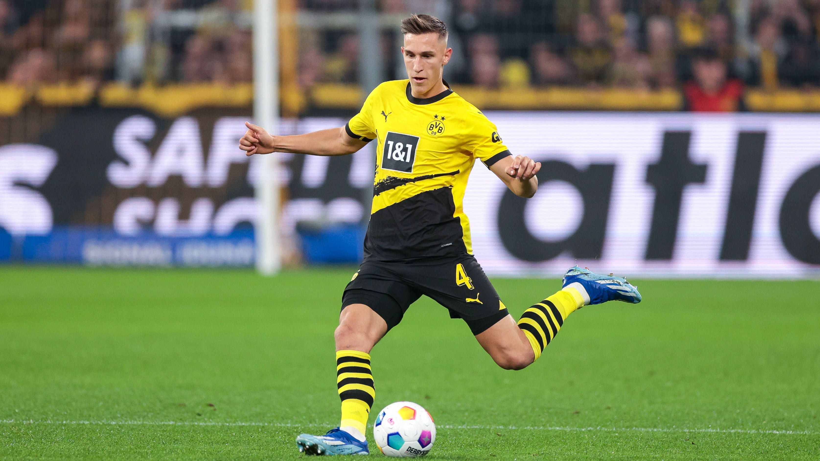 <strong>Nico Schlotterbeck</strong><br>Neben Hummels verlebt Schlotterbeck in Dortmunds Innenverteidigung einen recht ruhigen Abend in puncto Defensivarbeit. Stattdessen kann sich Schlotterbeck immer mal wieder bei Standardsituation mit vorne blicken lassen. So kommt er in der 36. Minute auch zu einer guten Kopfballgelegenheit, bei der er Pech hat, einem Gegner an den Körper zu köpfen. <strong>ran-Note: 3</strong>