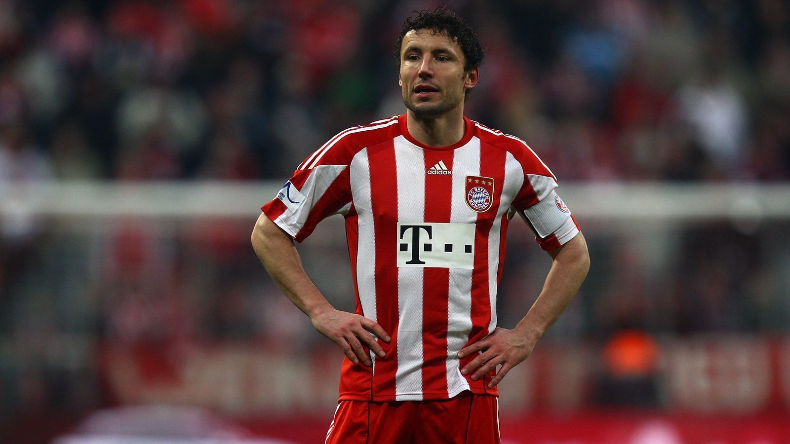 
                <strong>Mark van Bommel</strong><br>
                Ganze viereinhalb Jahre war Mark van Bommel von August 2006 bis Anfang 2011 im Mittelfeld ein wichtiger Leistungsträger, den der damalige Coach Ottmar Hitzfeld als "Aggressive Leader" präsentierte, als die Münchner den Niederländer vom FC Barcelona verpflichteten. Van Bommel gewann mit den Münchnern unter anderem je zwei Meistertitel und DFB-Pokale, ehe es zu einem etwas unschönen Ende der Bayern-Ära kam. Nachdem sich van Bommel mit Trainer Louis van Gaal überwarf, wollte er im Januar 2011 nur noch weg aus München und heuerte beim AC Mailand an. Später ließ er seine Karriere bei der PSV Eindhoven ausklingen. Heute ist der 45-Jährige im Trainergeschäft aktiv, war zuletzt beim VfL Wolfsburg und wird zur Saison 2022/23 den belgischen Erstligisten Royal Antwerpen betreuen. 
              