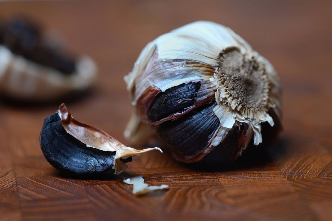 Keine Augenweide, aber eine echte Geschmacksbombe: Schwarzer Knoblauch.