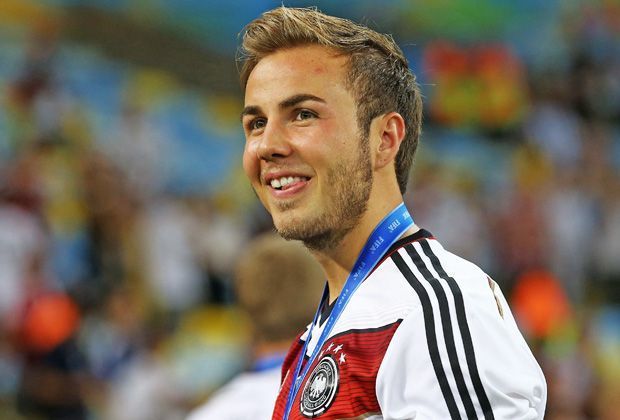 
                <strong>Platz 1: Mario Götze (36,7 Mio.)</strong><br>
                Der Marken-Krösus ist derzeit Mario Götze. Der Matchwinner im WM-Finale gegen Argentinien. Der Markenwert des 22-Jährigen vom deutschen Rekordmeister Bayern München hat sich demnach seit der EM 2012 um 128 Prozent auf 36,7 Millionen Euro erhöht.
              