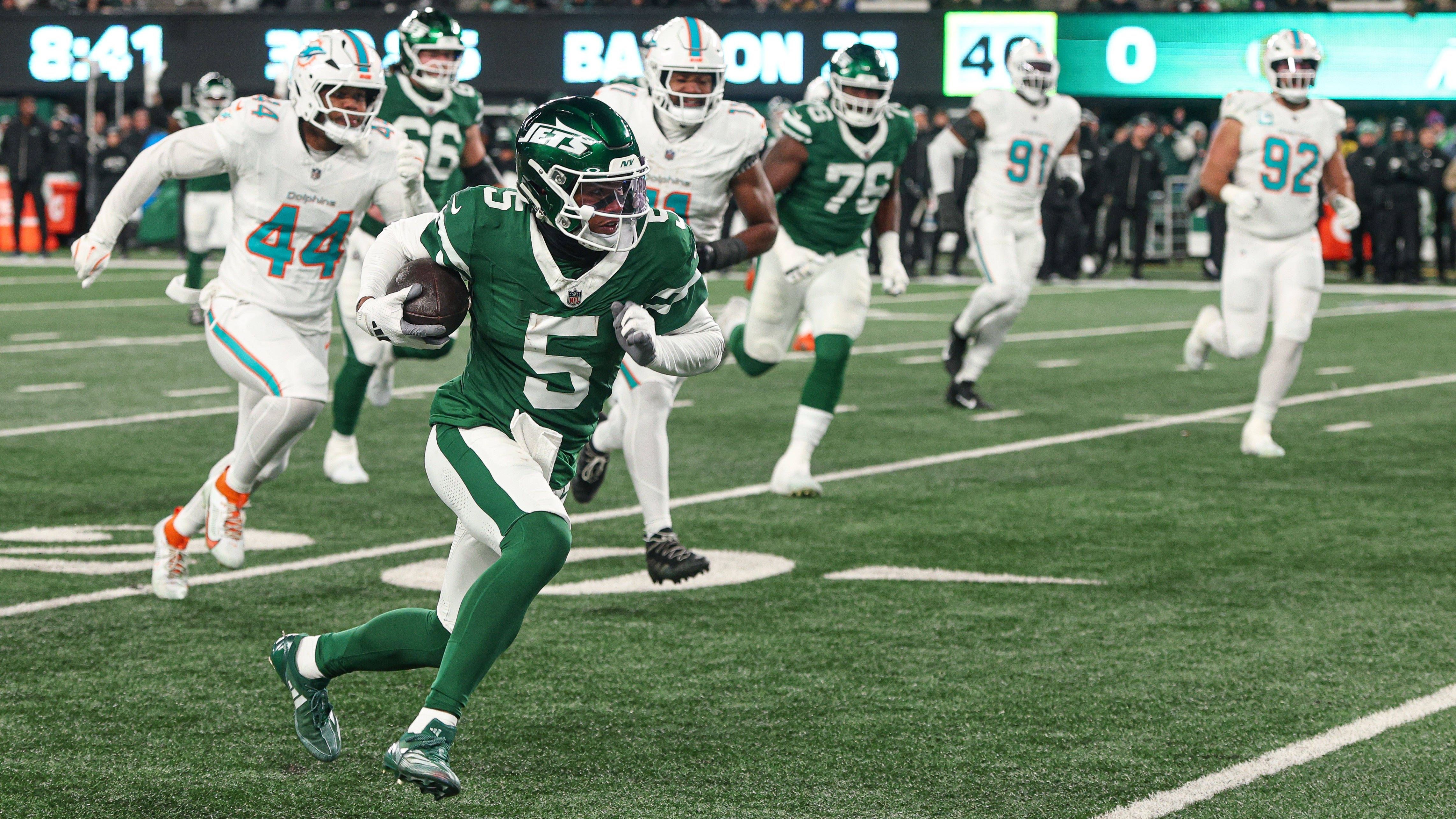 <strong>Platz 28: New York Jets<br></strong>Justin Fields soll für frischen Wind auf der Quarterback-Position sorgen und bringt sicherlich mit seiner Athletik ein gewisses Grundgerüst mit, auf dem aufgebaut werden kann. Die Jets dürften verstärkt auf ihr Laufspiel setzen. RB Breece Hall steht für Dynamik. Abseits von Garrett Wilson müssen weitere Passempfänger auf den Plan treten. Vielleicht Rookie-TE Mason Taylor?