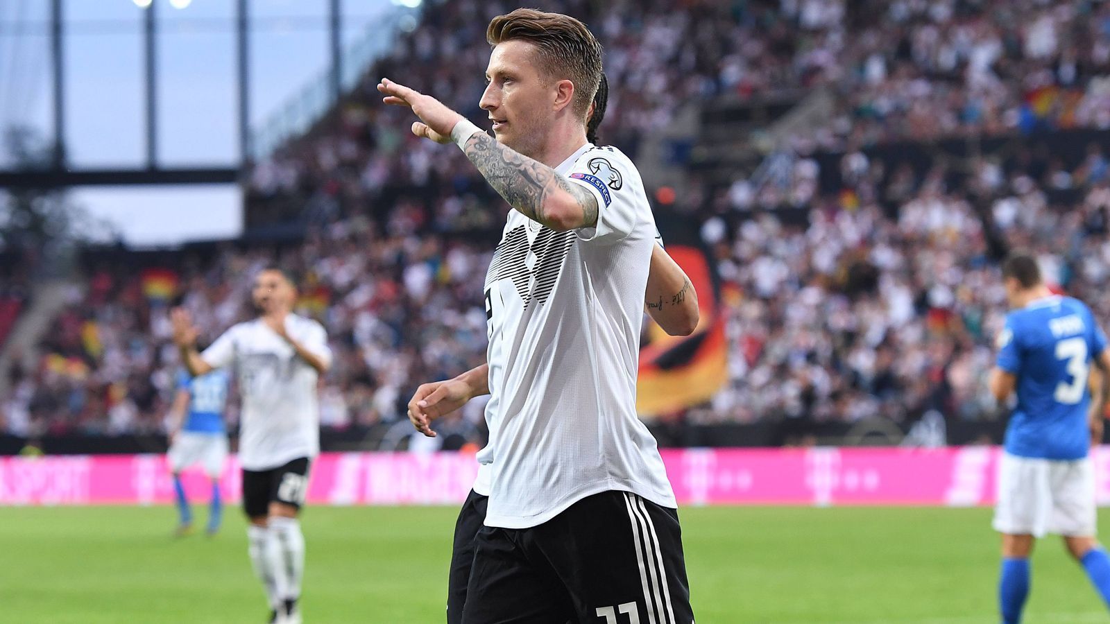 
                <strong>Marco Reus</strong><br>
                Auch der Dortmunder brilliert, glänzt mit gedankenschnellen Aktionen und schönen Pässen, gönnt sich zudem einen Doppelpack. Sein Freistoß ist sehenswert, er scheitert zudem noch an Keeper Lepmets und der Latte. Tolle Schusstechnik! Geht in der 65. Minute runter. ran-Note: 1
              