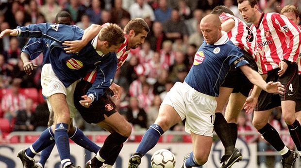 
                <strong>Leicesters letztes Mal</strong><br>
                Das Hochgefühl der Tabellenführung erlebt Leicester City bis dato letztmals am 1. Oktober 2000. Damals erkämpfen Matt Elliott (am Ball) und Co. ein 0:0 beim AFC Sunderland. Die Saison endet jedoch mit Platz 13 recht ernüchternd.
              