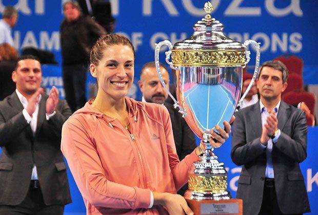 
                <strong>Tournament of Champions, Sofia</strong><br>
                Vor dem kleinen Masters erlebt Petkovic ihre wohl schwierigste Phase des Jahres. In Linz und Luxemburg scheitert sie früh. In einer tränenreichen Pressekonferenz berichtet sie von privaten Problemen. Doch nach einer Erholungspause kann sie in Sofia ihren dritten Turniersieg feiern. 
              