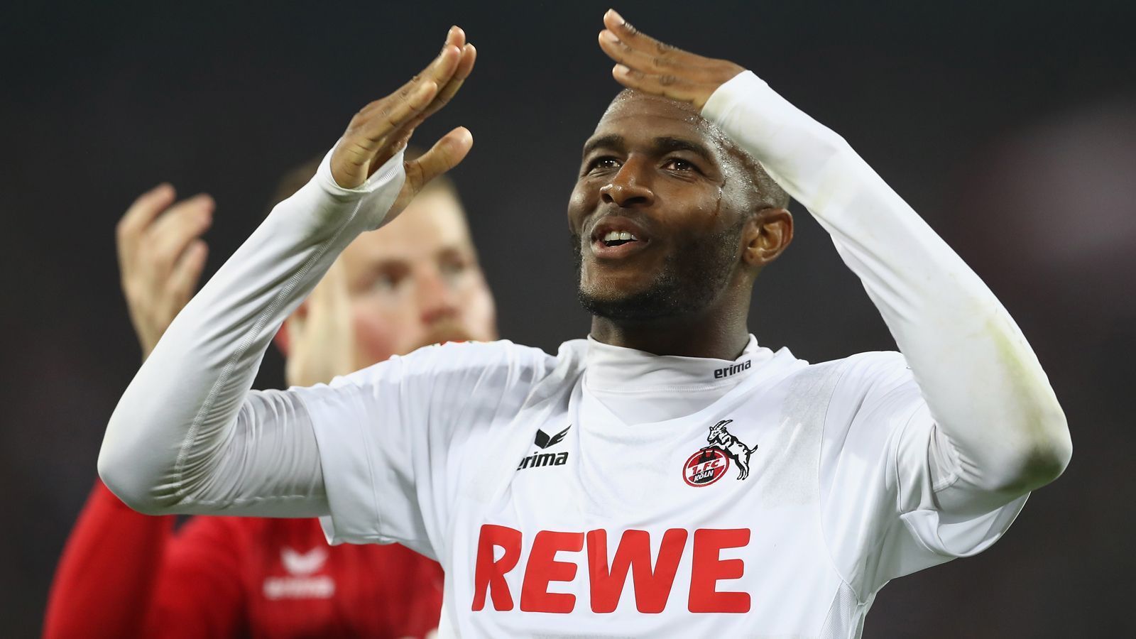 
                <strong>Stürmer: Anthony Modeste</strong><br>
                Der beste Kölner Mittelstürmer seit 2000. Anthony Modeste schoss den FC 2017 mit 25 Bundesliga-Toren zum ersten Mal nach 25 Jahren in den Europapokal und ließ sich von den Fans auf Händen tragen. Fraglich ist immer noch, was gewesen wäre, hätte Jörg Schmadtke das 30-Millionen-Angebot aus China einfach abgelehnt. Aber jetzt ist er ja wieder da. Nach Artikel 3: Et hätt noch emmer joot jejange.
              