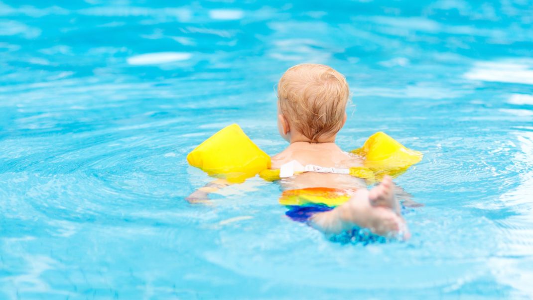 Stiftung Warentest hat Schwimmhilfen unter die Lupe genommen.