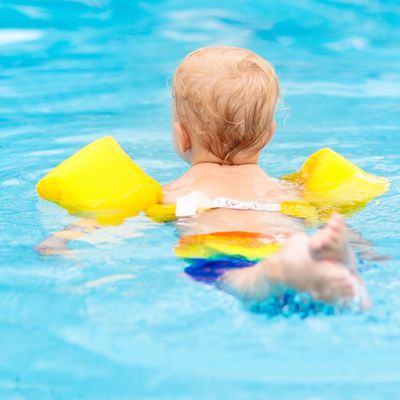 Baby mit Schwimmflügeln