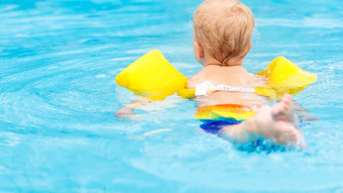 Baby mit Schwimmflügeln