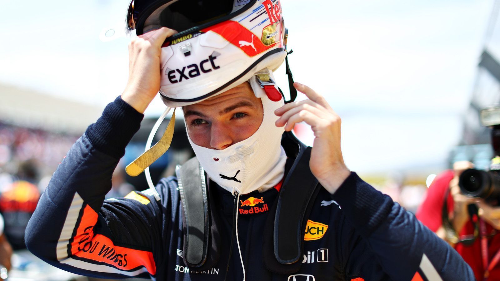 
                <strong>Platz 2: Max Verstappen (Red Bull Racing)</strong><br>
                Der zweite Platz für den Niederländer kommt vielleicht überraschend, stand er doch in Spanien zuletzt auf dem Podium. Trotzdem muss man Verstappens Leistung im Vergleich zu Teamkollege Pierre Gasly hoch einschätzen. Gasly fährt regelmäßig im Mittelfeld umher, der 21-Jährige hingegen holt alles aus dem Auto raus, was drin steckt - und mit dem zwar sehr zuverlässigen aber leistungstechnisch noch ausbaufähigen Honda-Motor sind erste Plätze momentan einfach noch nicht drin.
              