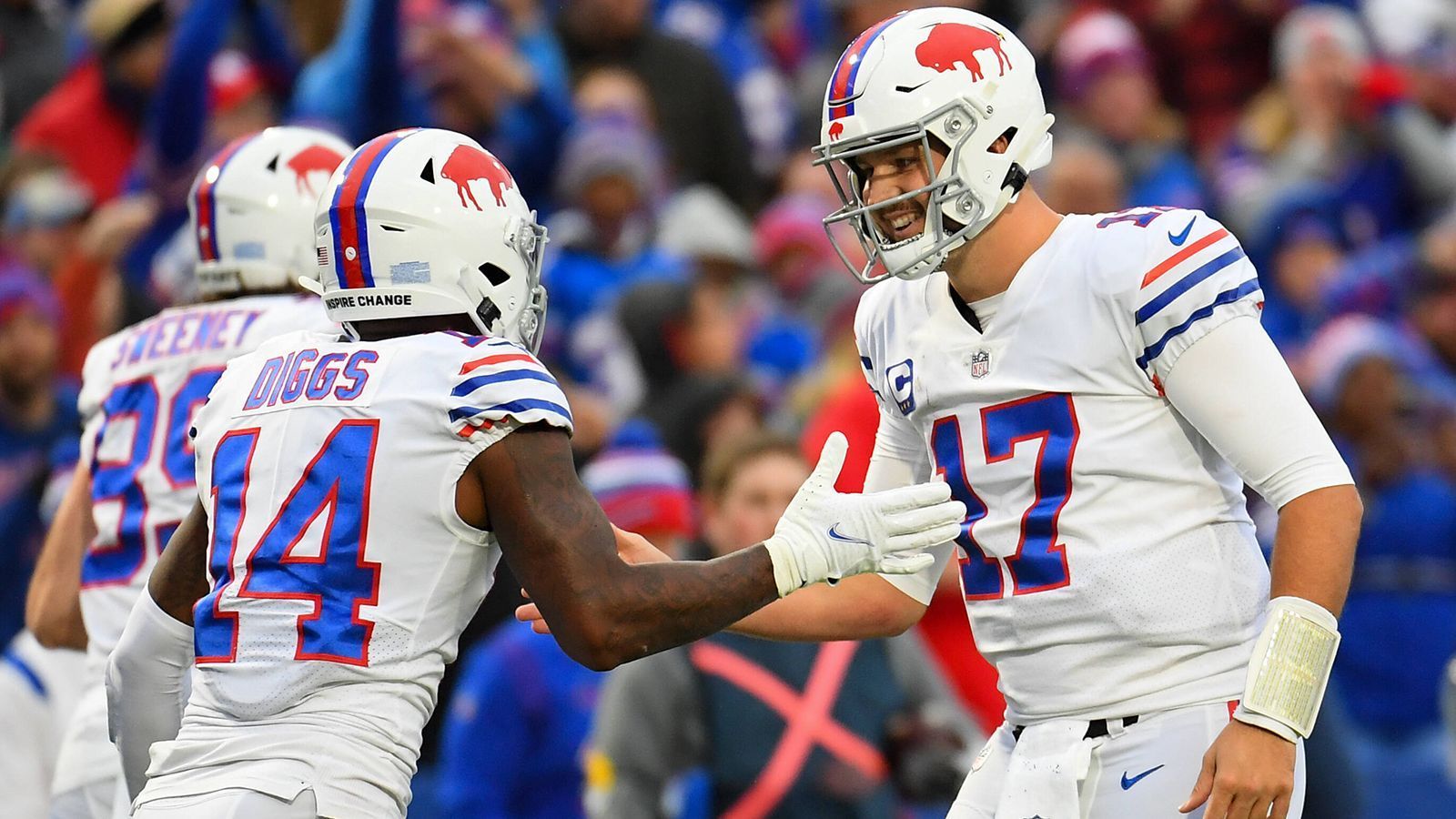 
                <strong>Buffalo Bills </strong><br>
                Die Frustration bei Stefon Diggs war nach dem Playoff-Aus gegen die Cincinnati Bengals groß. Wirklich zufrieden war er mit der Leistung seines Quarterbacks nicht, das ließ er ihn wissen. Trotzdem gehören er und Josh Allen zu den wohl fünf besten QB-WR-Paarungen. In 49 Spielen fand Allen seinen Wide Receiver 29 Mal in der Endzone. Ein Top-Wert! In der kommenden Saison soll endlich der "große Wurf" her. Ansonsten könnte sich das "Championship-Window" des Teams vorerst schließen.
              