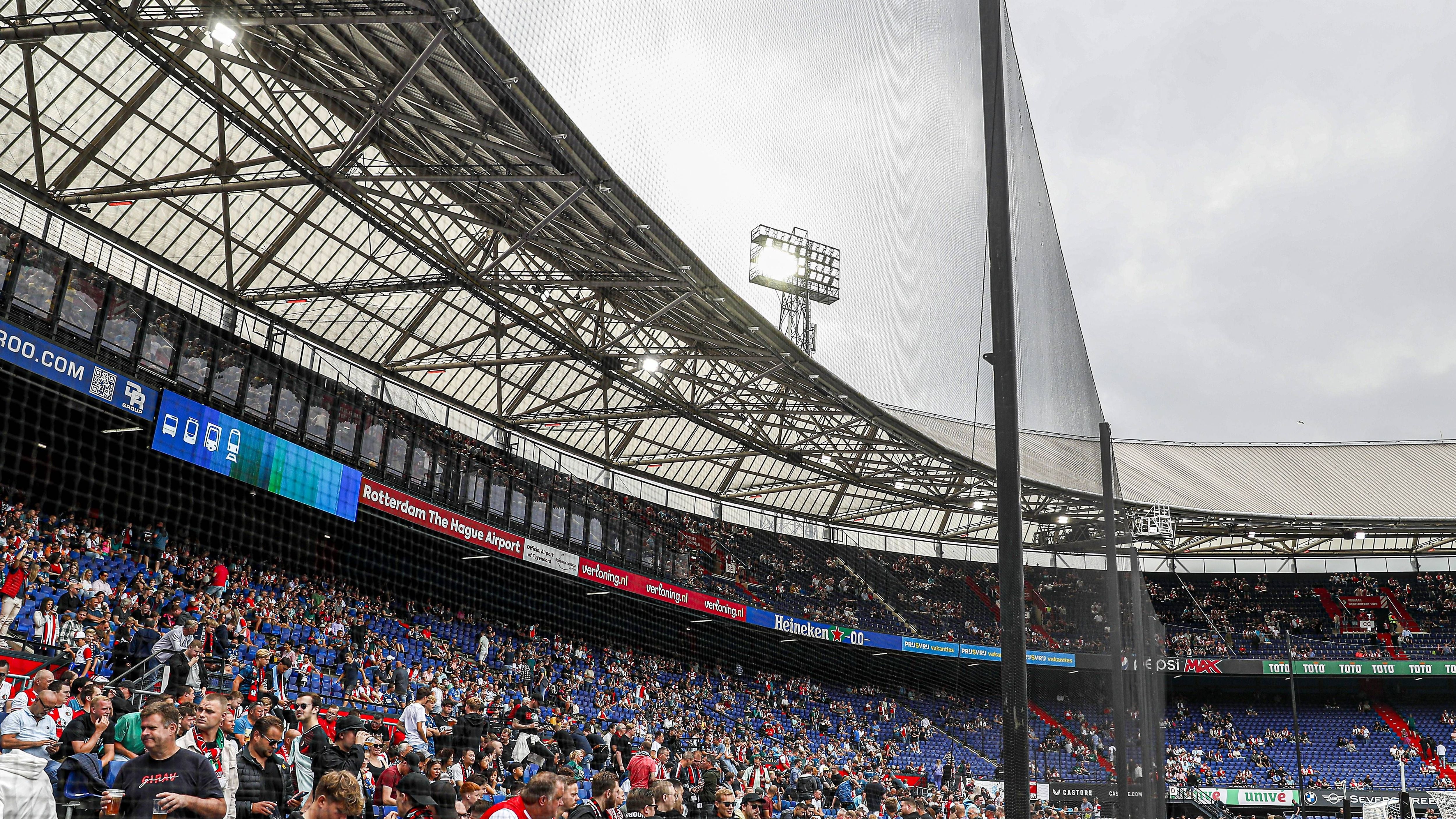 <strong>De Kuip (Rotterdam)</strong><br>• Heimverein: Feyenoord Rotterdam<br>• Fassungsvermögen: 51.117 Plätze<br>• Eröffnet: 1937 (letzte Renovierung: 1994)