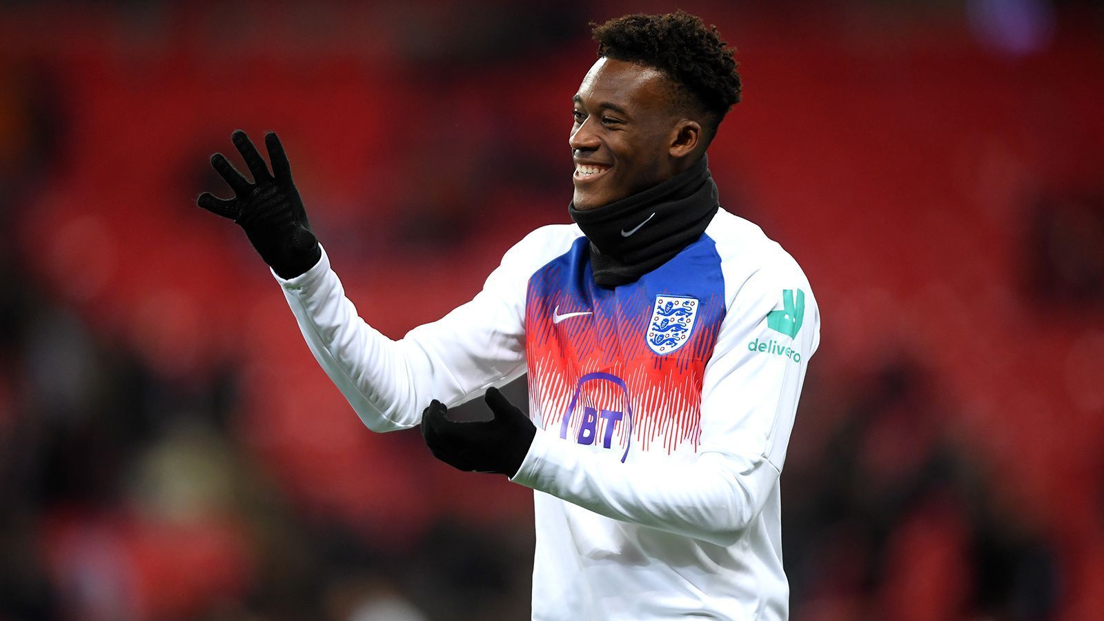 
                <strong>Callum Hudson-Odoi (England)</strong><br>
                Das Supertalent vom FC Chelsea wurde in Vergangenheit immer wieder mit einem Wechsel zum FC Bayern in Verbindung gebracht. Stattdessen spielt er bei den Londonern eine immer größere Rolle. Seit Ende Dezember stand der Linksaußen nur in einem Spiel nicht auf den Rasen und kommt seither immer besser in Fahrt. Hudson-Odoi hat auch schon dreimal für die englische A-Nationalmannschaft gespielt. Bei der U21-EM ist er definitiv einer der großen Stars.
              