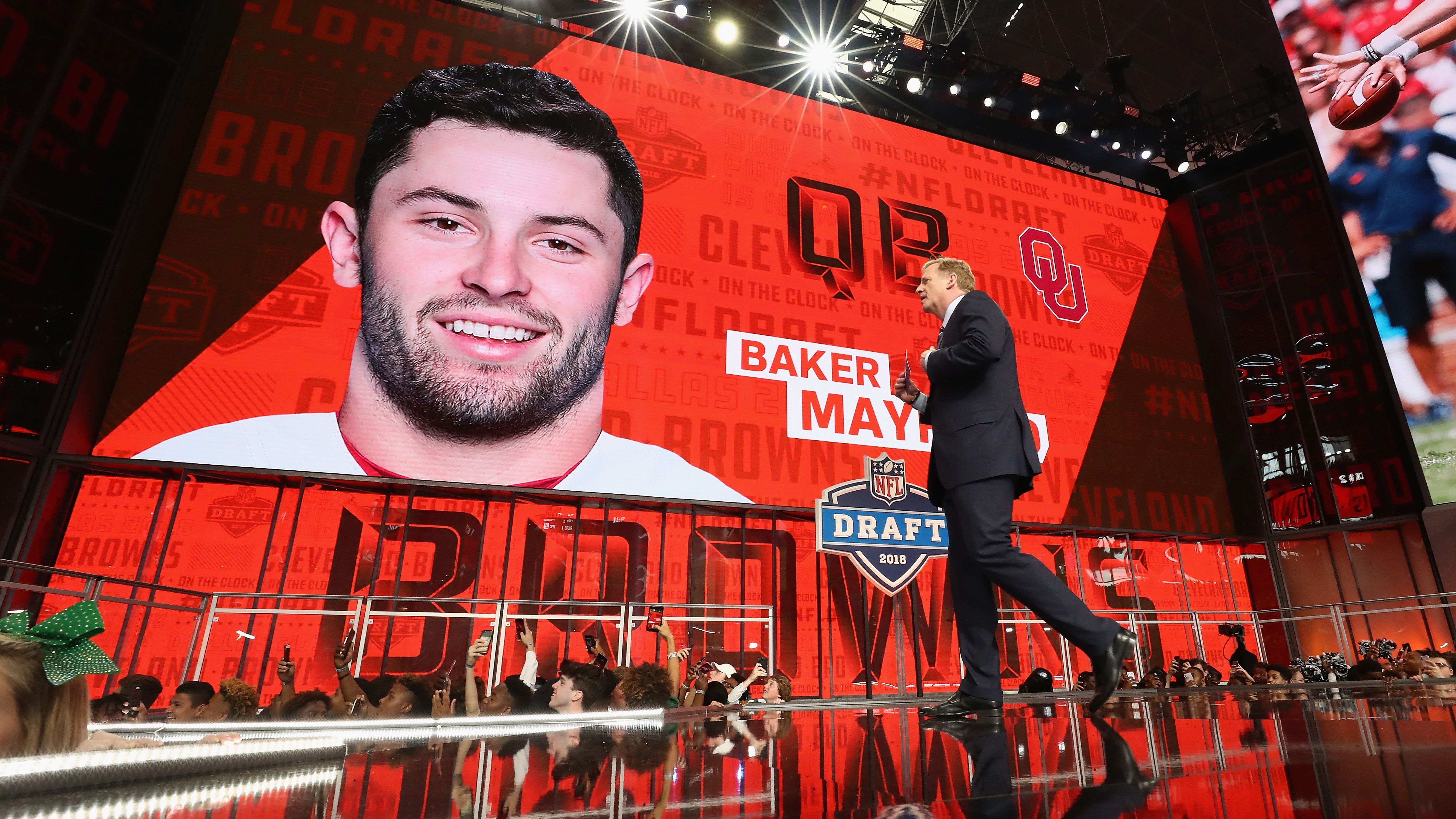 
                <strong>Baker Mayfield (1. Pick im Draft 2018, Cleveland Browns)</strong><br>
                Baker Mayfield wurde nach Jahren des Misserfolgs bei den Cleveland Browns und Draft-Busts wie "Johnny Football", Johnny Manziel, mit dem ersten Pick 2018 verpflichtet. Und auch dahinter sollten einige heutige Starter gezogen werden. So schlugen etwa die New York Jets an Position drei zu und sicherten sich Sam Darnold.
              