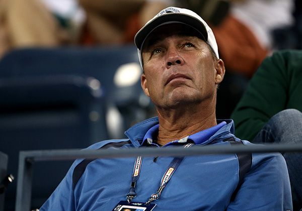 
                <strong>Ivan Lendl anno 2013</strong><br>
                Seit 2011 trainiert Ivan Lendl den britischen Tennisspieler Andy Murray. Sein Hang zu Kopfbedeckungen hält offenbar weiter an und ein Lächeln ist im auch heute nur schwer zu entlocken.
              