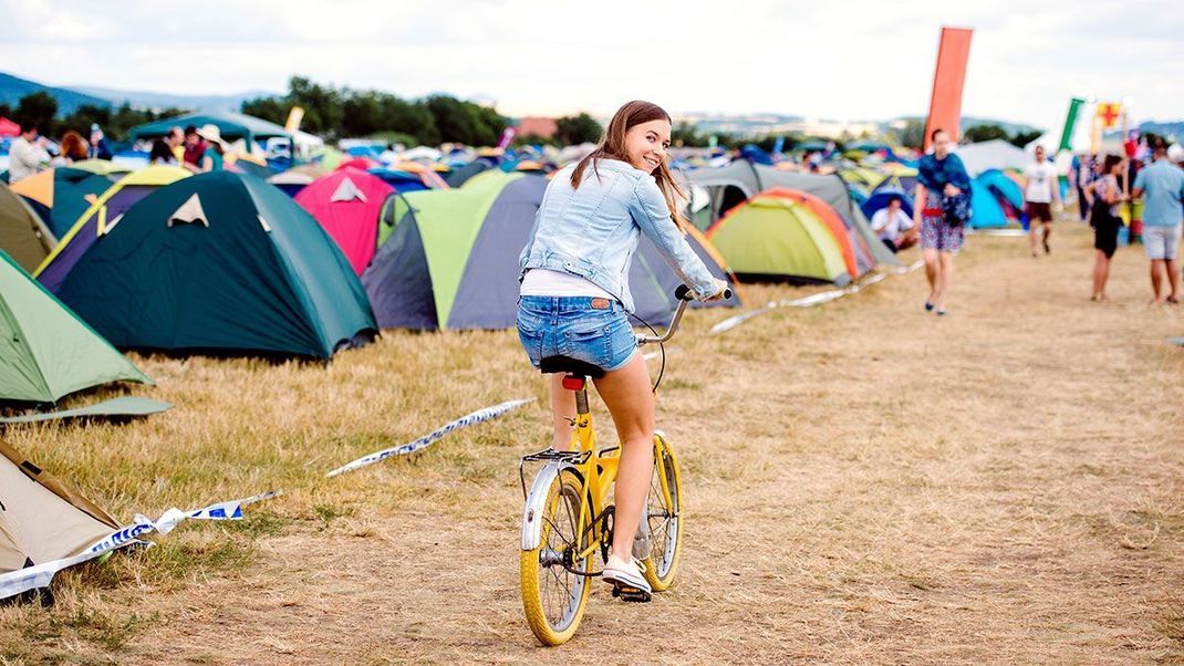 Jede:r von uns kennt sie – die langen Wege auf dem Festival-Camping-Gelände. Da werden doch alle gefeiert, die ein Klappfahrrad haben – oder?