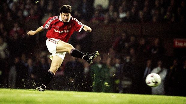 
                <strong>Denis Irwin</strong><br>
                Linker Verteidiger: Dennis Irwin. Der Ire lief zwischen 1990 und 1999 über 500 Mal im United-Trikot auf. Sir Alex Ferguson nannte Irwin einst einen "unglaublichen Spieler" und auch Giggs scheint von ihm überzeugt gewesen zu sein - auch wenn ihm auf der Außenverteidigerposition die Wahl zwischen Irwin und Patrice Evra schwer fiel. Letztendlich sprachen Irwins Qualitäten im Freistoß- und Elfmeterschießen offenbar für ihn.
              