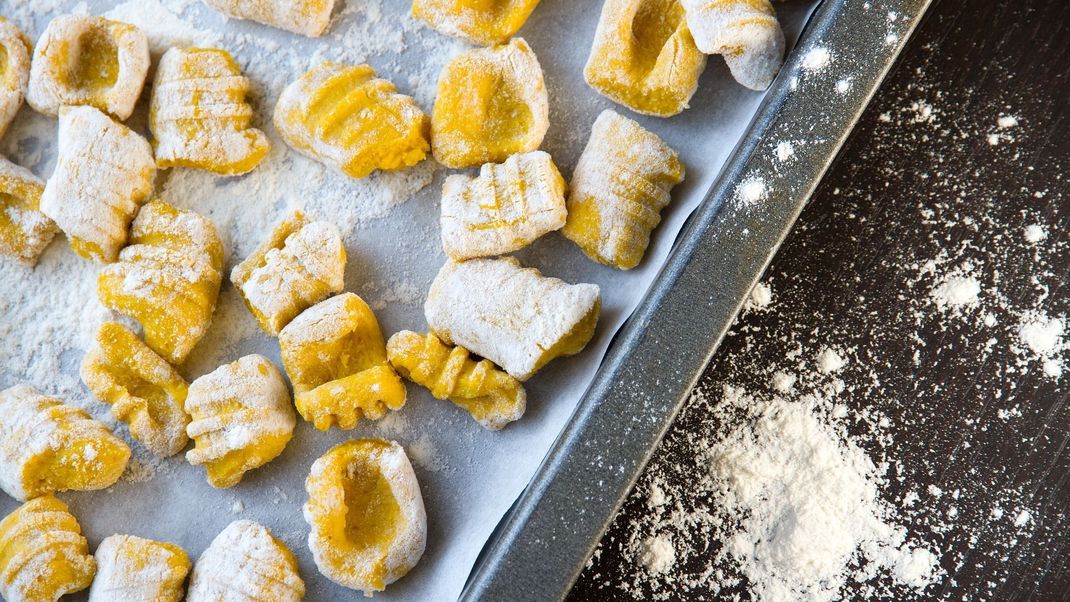 Schon mal Ricotta Gnocchi selbst gemacht? Die italienische Speise schmeckt nicht nur lecker, sondern ist auch einfach zuzubereiten - mit Tomaten und Burrata ein wahrer Gaumenschmaus!