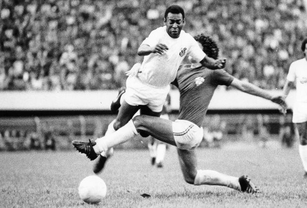 
                <strong>Pele (FC Santos)</strong><br>
                Fast 20 Jahre lang trug der wohl bekannteste Fußballer der Welt das Trikot seines Heimat-Vereins. Pele war zwischen 1956 und 1974 beim FC Santos aktiv und absolvierte 638 Spiele für die Brasilianer. Beeindruckend: In dieser Zeit gelangen Pele 619 Tore.
              