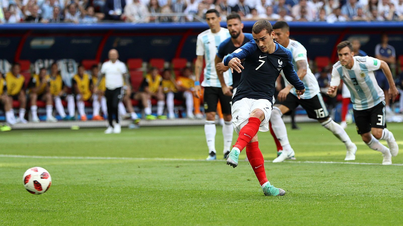 
                <strong>Antoine Griezmann</strong><br>
                Von Beginn an sehr bemüht und auffällig. Früh sein Freistoß an die Latte. Souverän den Elfmeter verwandelt. Auch defensiv stark. Nimmt im eigenen Strafraum Messi den Ball vom Fuß. Hat nach dem Missverständnis von Fazio und Keeper Armani seinen zweiten Treffer auf dem Fuß. Viel Laufarbeit, reibt sich bis zu seiner Auswechslung in der 82. Minute auf. ran-Note: 2
              