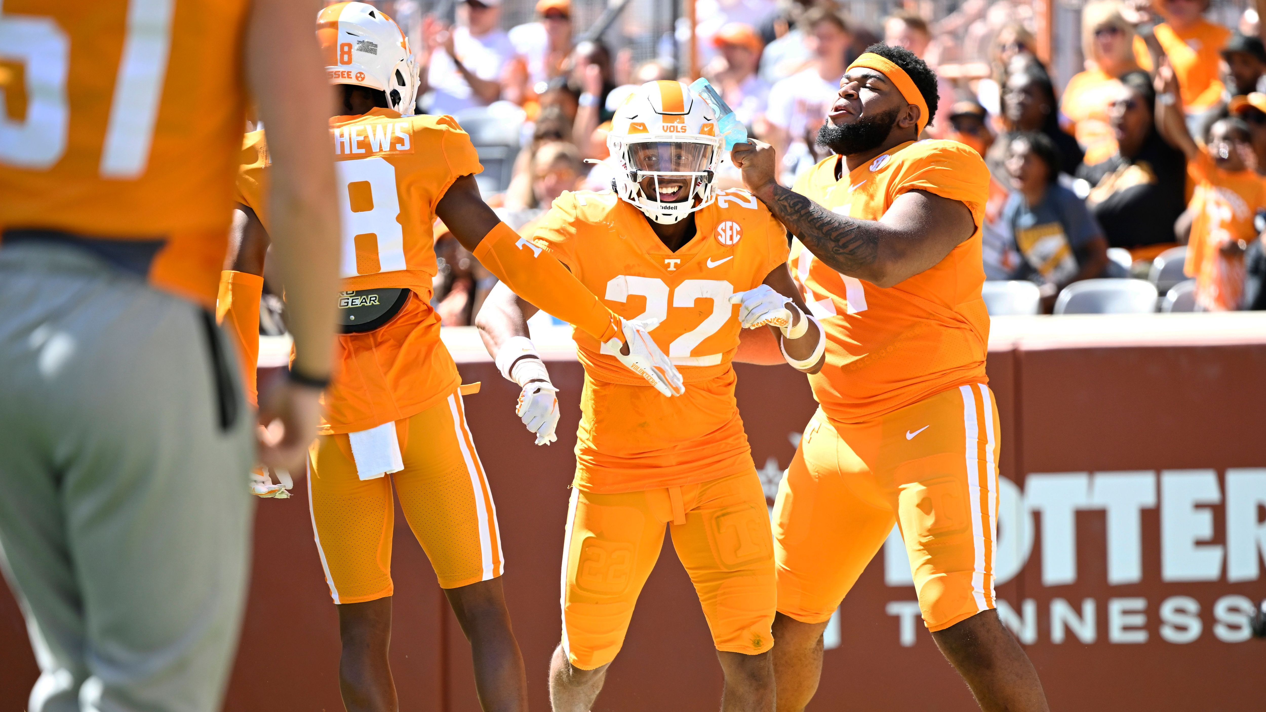 <strong>Tennessee Volunteers (zu niedrig)</strong><br>Schon in der letzten Saison konnten die Volunteers viel Talent zeigen, und viel davon wird in dieser Saison zurückkehren. Quarterback Joe Milton überzeugt im Training und der Kader gilt als sehr breit aufgestellt. Wenn das alles zusammenspielt, dürfte deutlich mehr als Platz elf möglich sein.