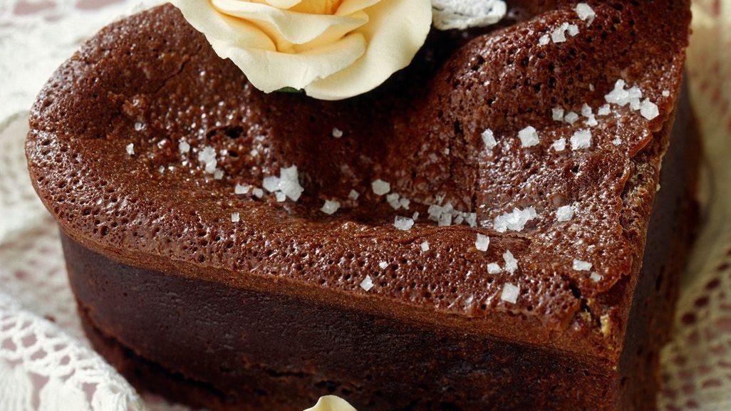 Enie backt: Rezept-Bild Schokoladenkuchen in Herzform	